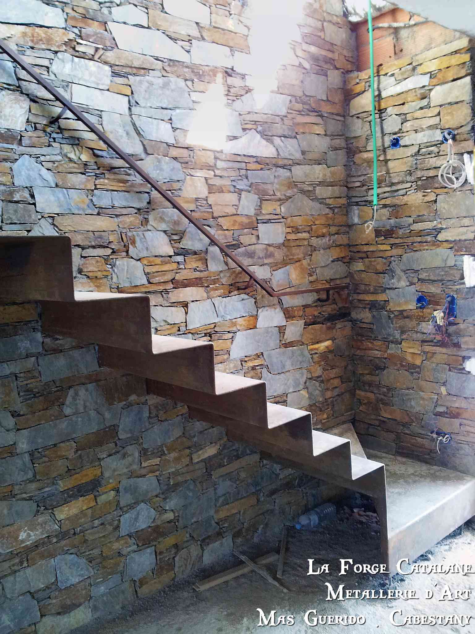 Escalier marches suspendues sans limons apparents en tole pliee forge catalane 31.jpg